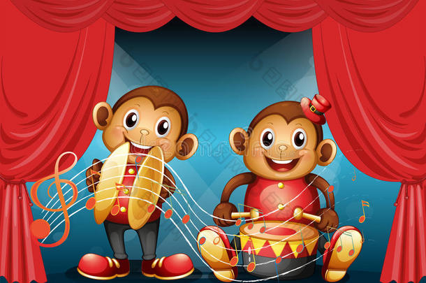 两只猴子在舞台上表演