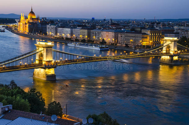 布达佩斯<strong>夜色</strong>中的四川链或兰奇大桥