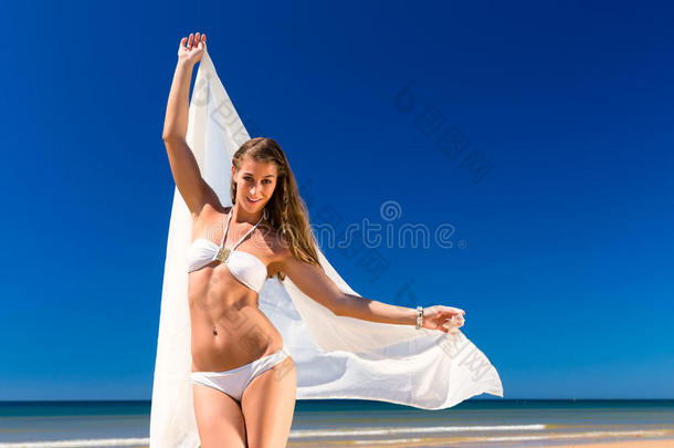 美丽的<strong>女人</strong>站在沙滩上<strong>晒太阳</strong>