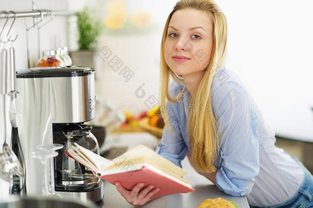 少女在厨房看书