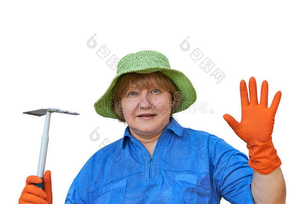 戴手套拿着园艺工具的老太太