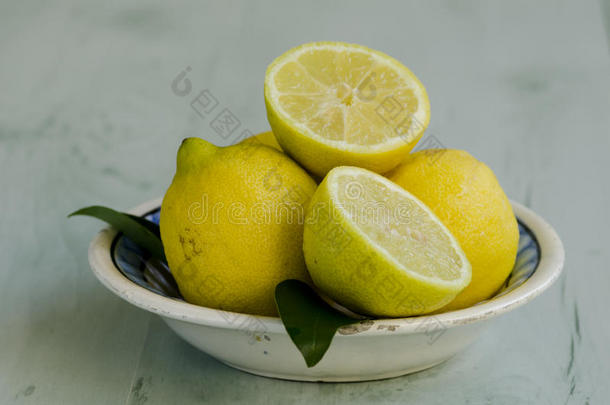陶瓷盘子里的柠檬。