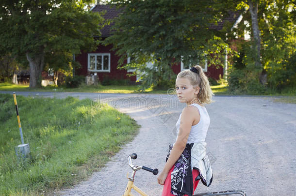 在乡间小路上骑自行车的孩子