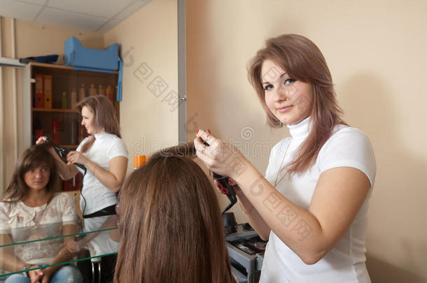 女美发师在沙龙做头发