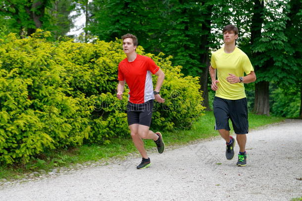 两名男子运动员跑步/慢跑