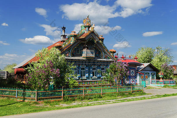 俄罗斯村庄里不同寻常的房子