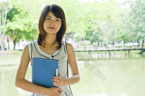 校园里美丽的亚洲女人。