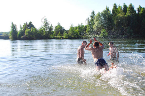 夏天，<strong>男孩</strong>们在湖里游泳、<strong>跳水</strong>、泼水