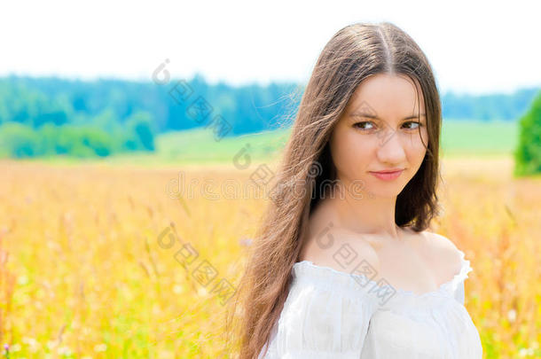 美丽的俄罗斯小姑娘在麦田里戴着金色的麦穗