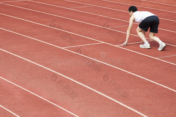 运动员在体育场的起跑线上