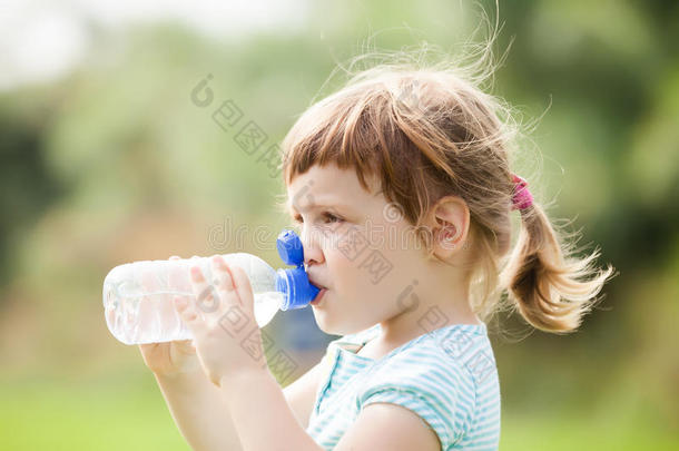 用塑料瓶喝水的孩子