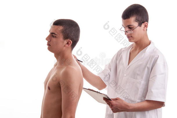 青少年由年轻医生检查，他记录下病人的症状