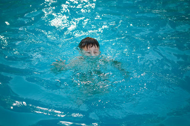 溺水的小男孩