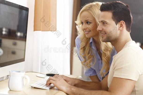 年轻夫妇在家上网