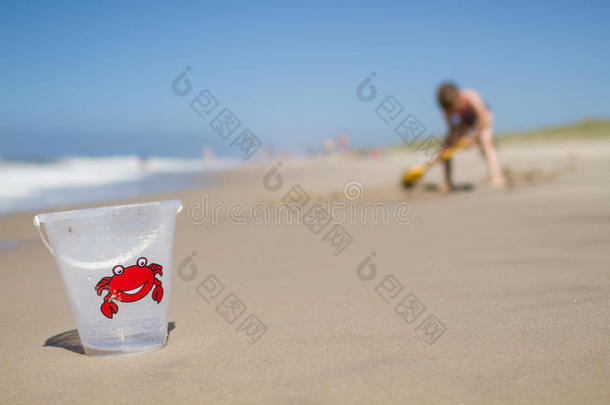 沙滩上的<strong>塑料桶</strong>