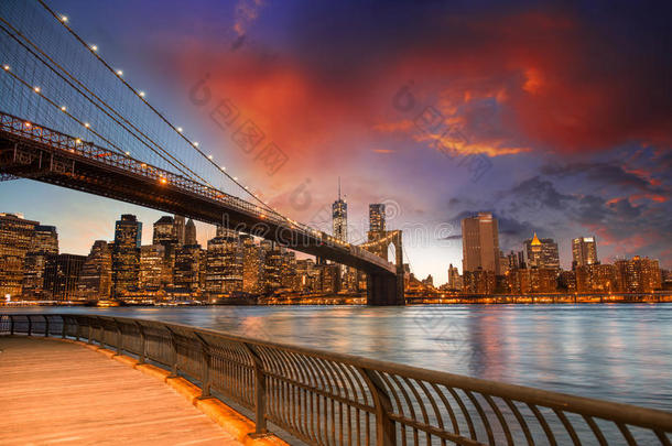 纽约布鲁克林<strong>大桥</strong>公园。<strong>壮观</strong>的日落景色