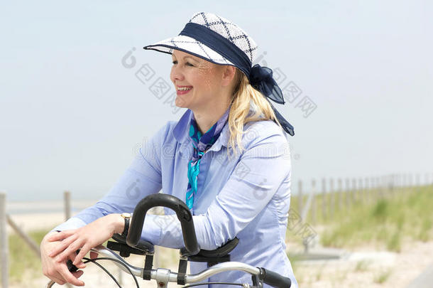 夏日骑自行车的妇女肖像