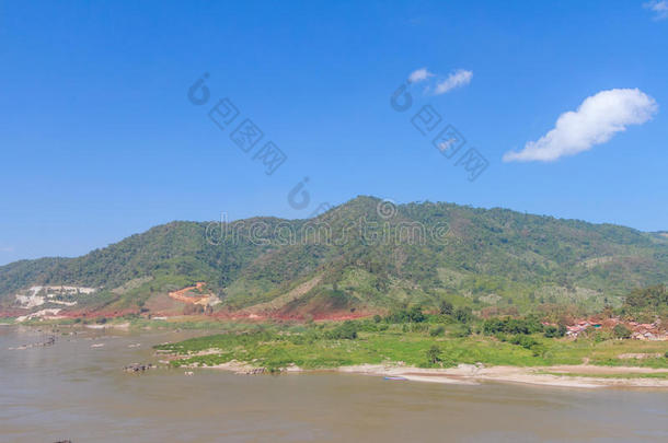 蔚蓝的天空，山峦起伏的湄公河