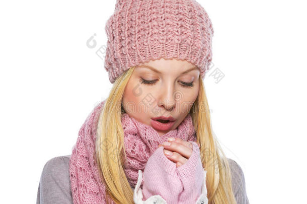 戴冬帽戴围巾暖手少女