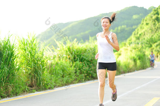 亚洲女跑步者户外跑步