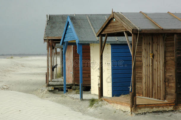 破旧的海滩小屋和沙尘暴