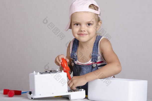 女孩修理螺丝刀玩具微波炉