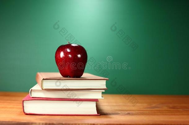 苹果加上<strong>一摞书</strong>放在<strong>书</strong>桌上准备回学校