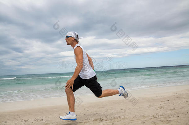 男子在沙滩上慢跑夏季<strong>运动健身</strong>