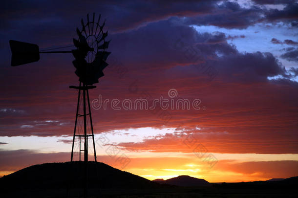 夕阳下的农场<strong>风车剪影</strong>