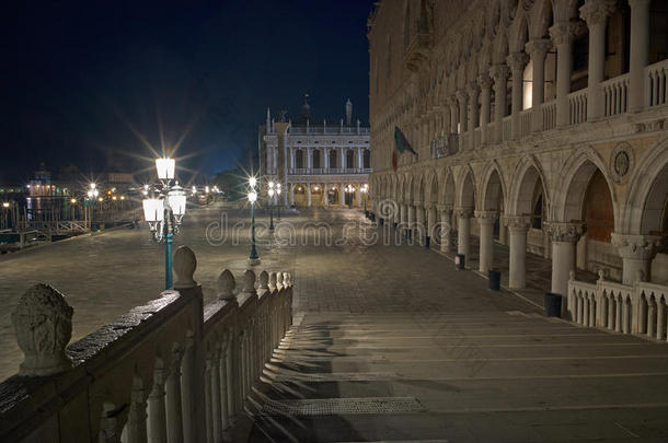 威尼斯夜晚的<strong>圣马可广场</strong>。
