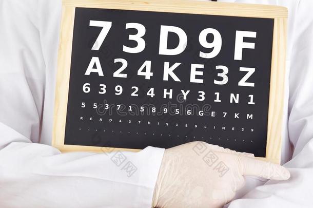 眼科医生拿着黑板做视力检查