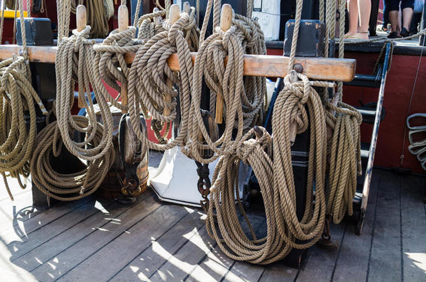 旧船上的绳索和索具