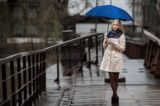 <strong>阴雨天</strong>桥上的小女孩