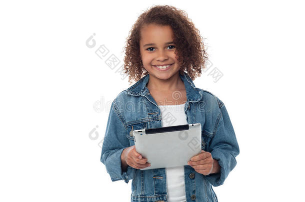 手持平板电脑的可爱小女孩