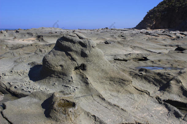 弯曲光滑的灰色海滩岩石
