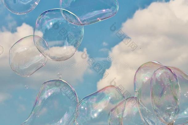 空中的气泡在微风中飘浮