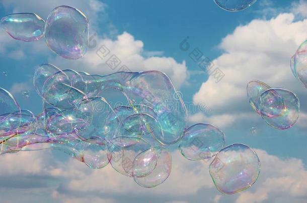 泡泡孩子们，泡泡在天空的微风中飘荡