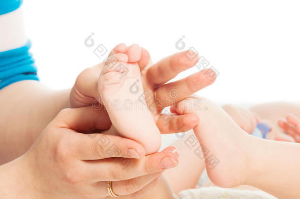 妈妈给宝宝按摩脚