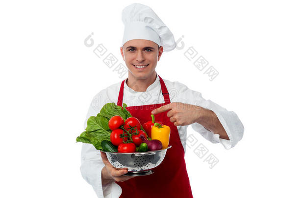 拿着蔬菜碗的年轻厨师