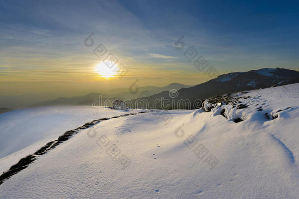 壮丽的夕阳映照在冬日的群山景色中。
