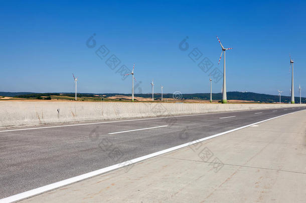 在奥地利<strong>靠近高速</strong>公路的风力涡轮机。