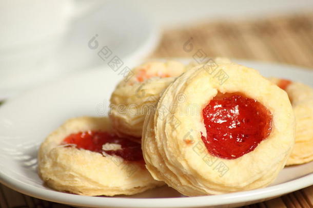 美味饼干草莓果酱酥皮糕点