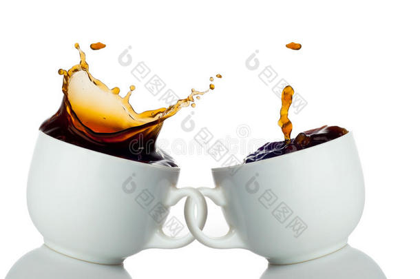 两杯咖啡溅起水花。爱情象征