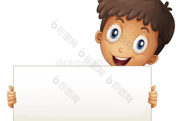 一个微笑的小男孩举着一个空的招牌