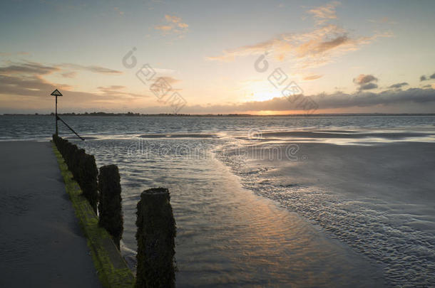 美丽的风景<strong>夏日夕阳</strong>映照在潮湿的海滩上