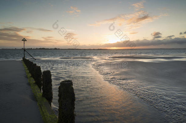 美丽的风景<strong>夏日</strong>夕阳映照在<strong>潮</strong>湿的海滩上