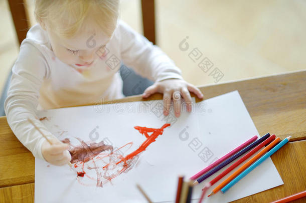 可爱的女孩在幼儿园画画