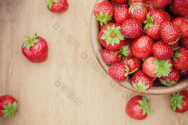 桌上陈年木碗草莓特写