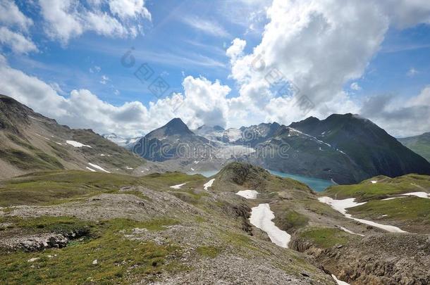 阿尔卑斯山水库上空的白云