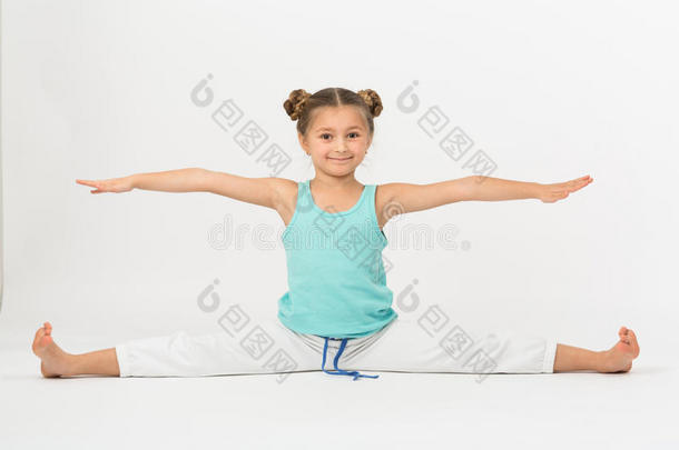 一个女孩坐在<strong>劈叉</strong>上做体操运动